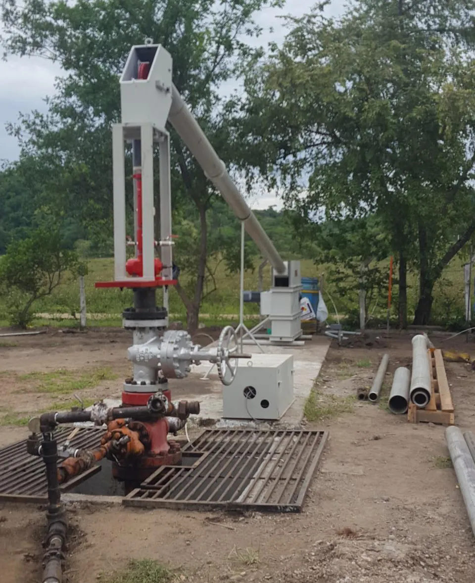 Equipo TUBEX durante una instalación en boca de pozo