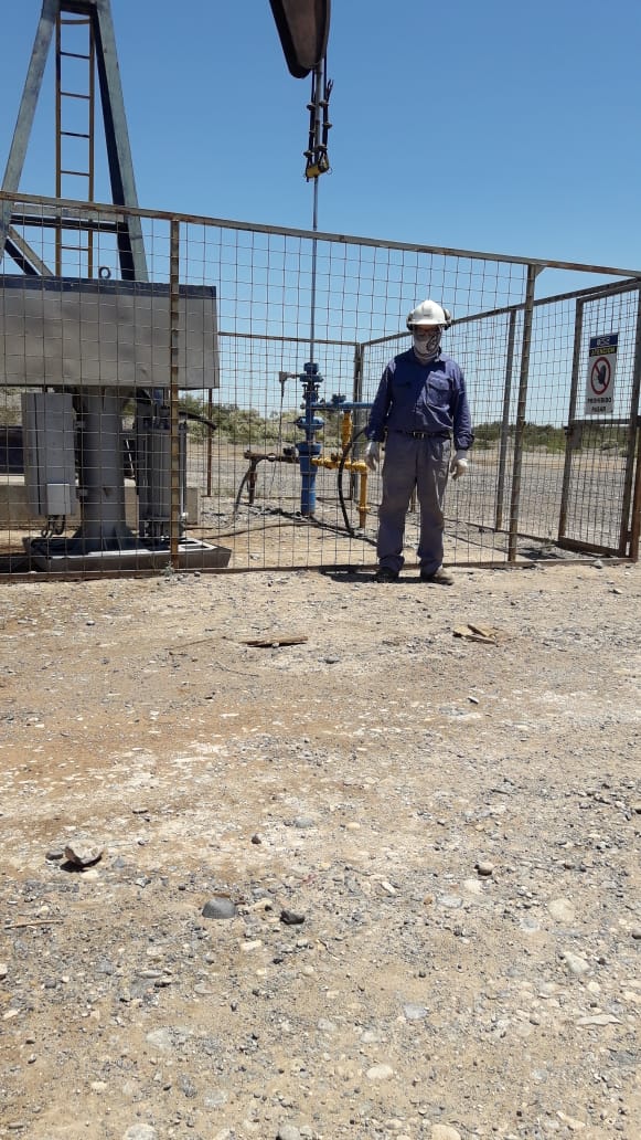 Técnico de Diadema Lift en la boca de un pozo, junto al equipo instalado en campo
