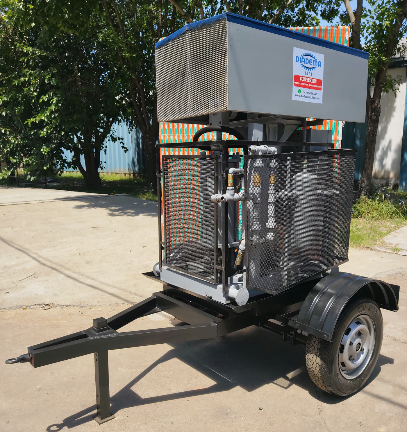 Compresor de boca de pozo montado sobre trailer, con aeroenfriador superior y unidad compresora enjaulada, listo para trasladar entre pozos