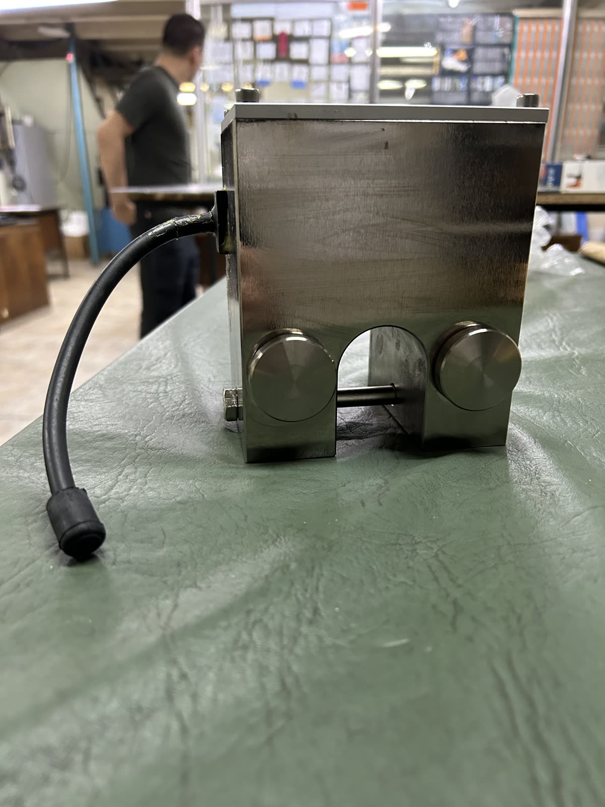 Celda de carga tipo herradura, cuerpo en acero inoxidable, vista de fabricación