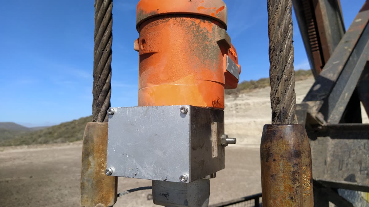 Celda de carga tipo herradura instalada en la barra pulida de un pozo de bombeo mecánico, en campo